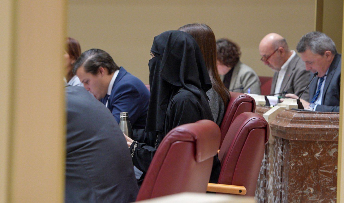 La diputada de Vox Virginia Martínez García, ataviada con un niqab. - Foto: VOX La diputada de Vox Virginia Martínez García, ataviada con un niqab.