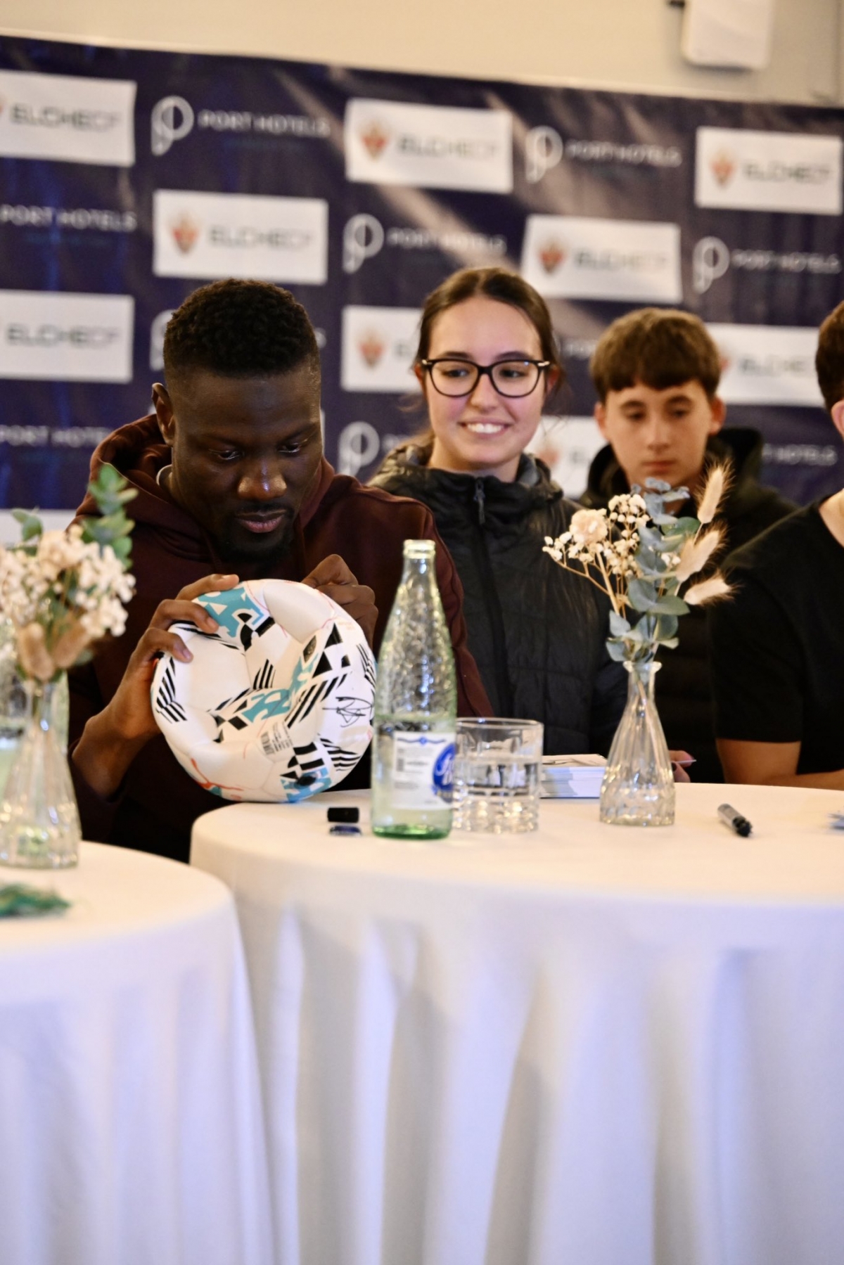 Bambo Diaby firma un balón - Foto: ECF Bambo Diaby firma un balón