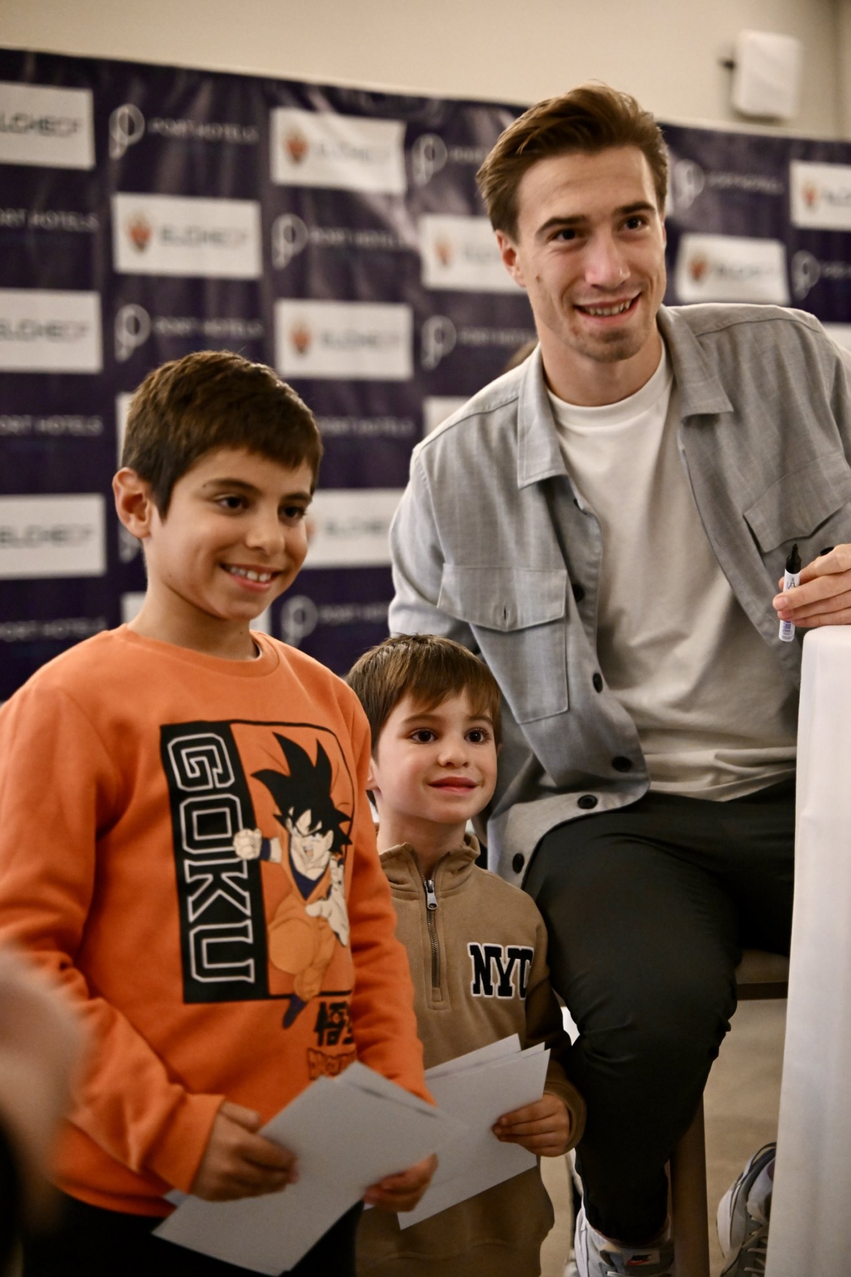 David Affengruber posa con los aficionados - Foto: ECF David Affengruber posa con los aficionados