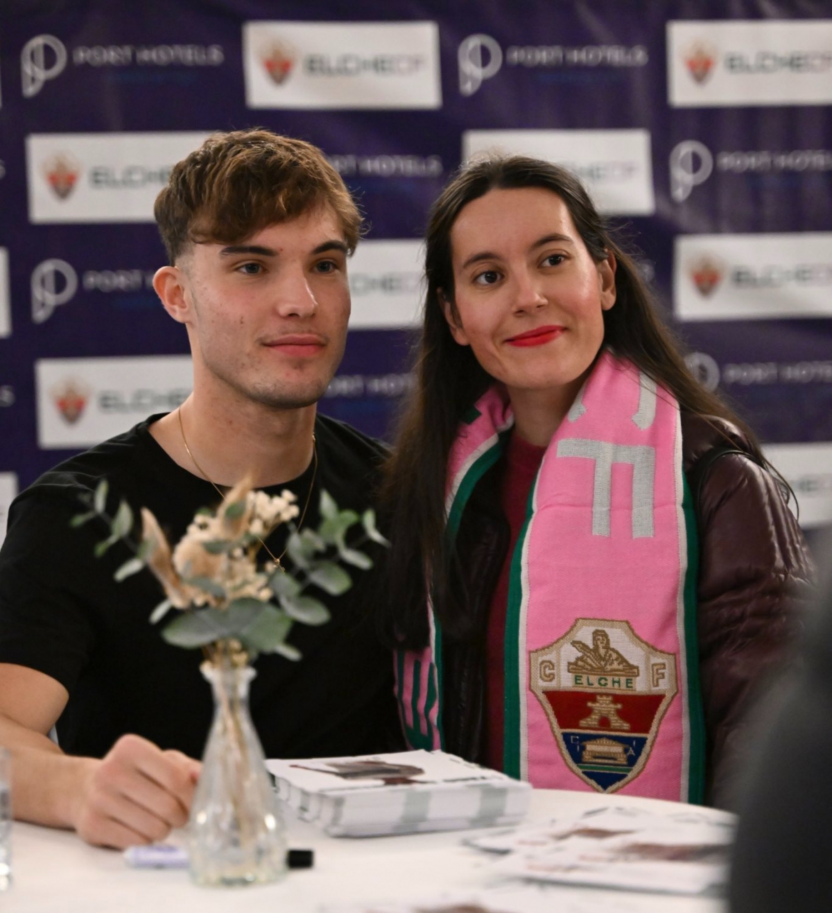 Rodrigo mendoza con una aficionada - Foto: ECF