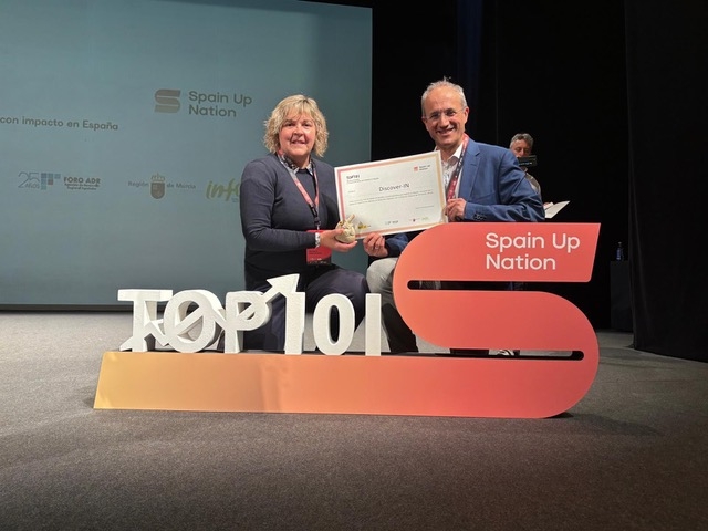 Noelia Mansilla (asesora comercial) y Octavio López Albors (cofundador) en la gala de entrega de los Premios Top 101 Start Up. - Foto: DISCOVER-IN Noelia Mansilla (asesora comercial) y Octavio López Albors (cofundador) en la gala de entrega de los Premios Top 101 Start Up.