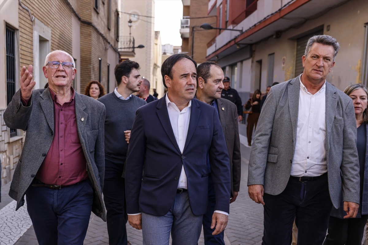 Las visitas de Pérez Llorca a la zona cero de la Dana dejan en evidencia al ausente Pedro Sánchez