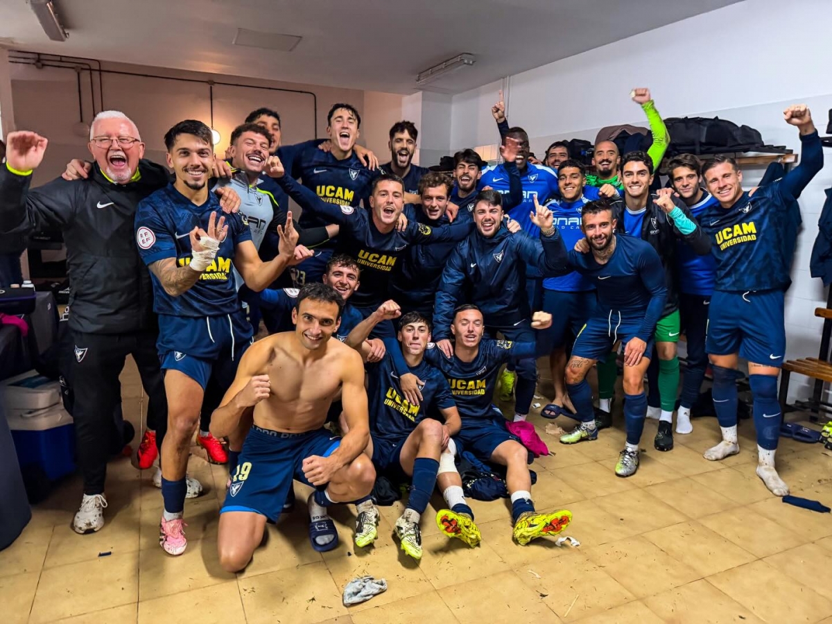 La plantilla del UCAM CF celebrando su triunfo en Huelva. - Foto: UMCF