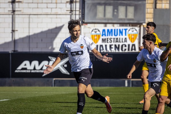 Mario Domínguez se prepara para dar el salto... fuera del Valencia CF