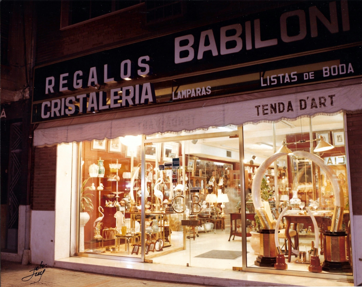 La fachada del comercio en la calle Gobernador en 1986. - La fachada del comercio en la calle Gobernador en 1986.