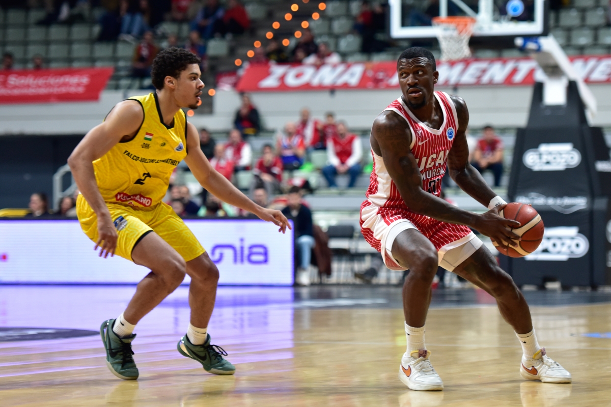 El UCAM CB arrasa a su rival húngaro en el inicio de la segunda fase continental