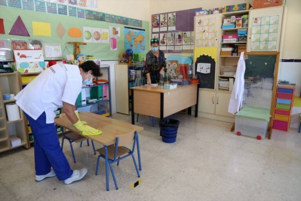 Educación ultima contratos de urgencia ante el impago de la adjudicataria a personal de limpieza