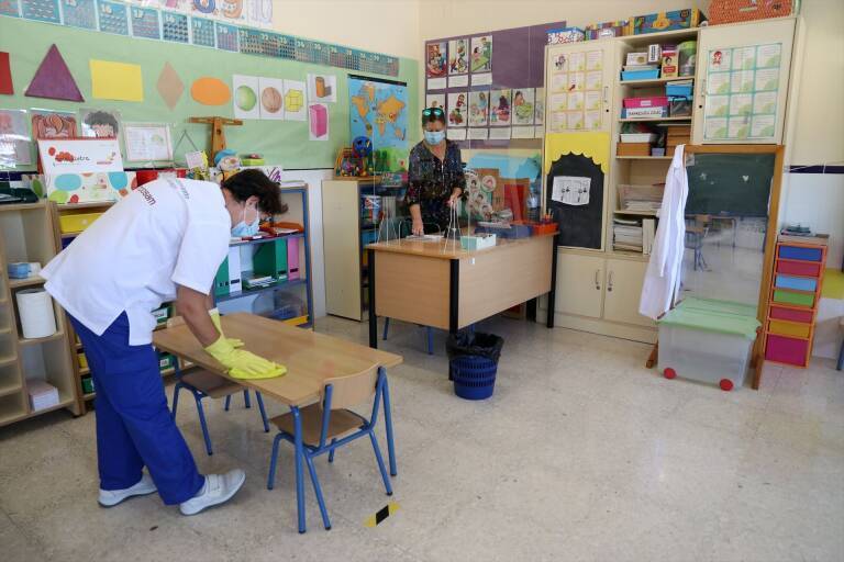 Educación ultima contratos de urgencia ante el impago de la adjudicataria a personal de limpieza