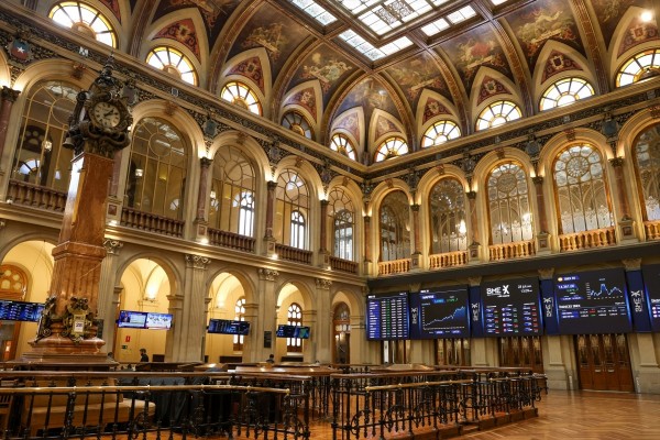 El Ibex se mantiene en la media sesión por debajo de los 18.200 puntos, con el petróleo en 95 dólares