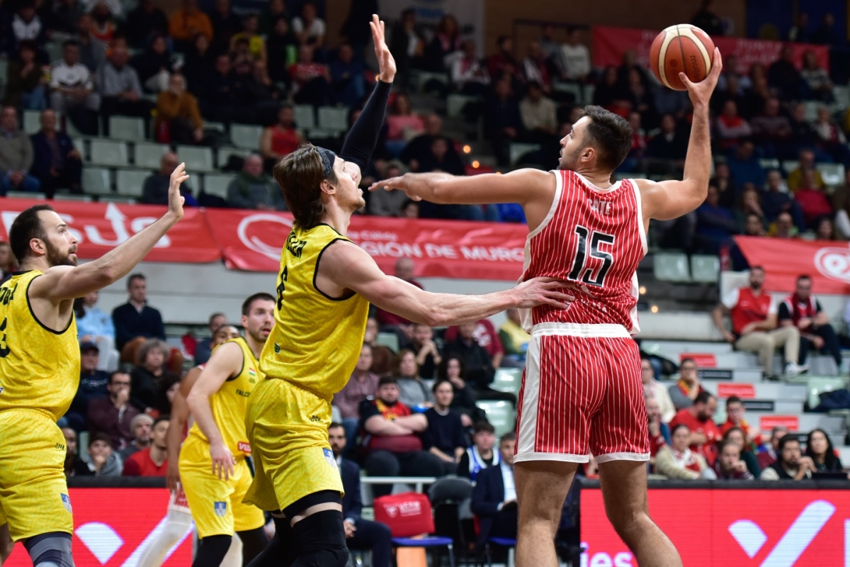 Emanuel Cate con el balón durante el partido ante el Falco. - Foto: JAVIER BERNAL IMQUALITY