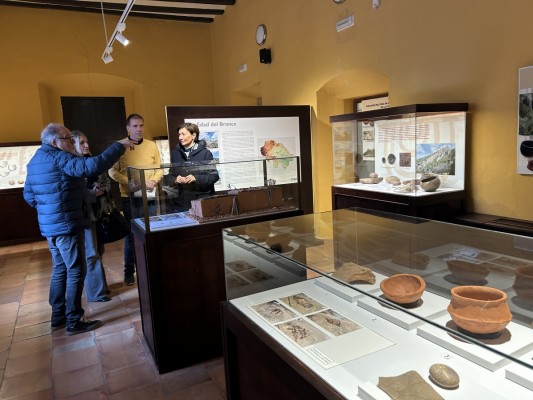 El Museo de Arqueología de Segorbe moderniza el diseño de sus vitrinas expositivas
