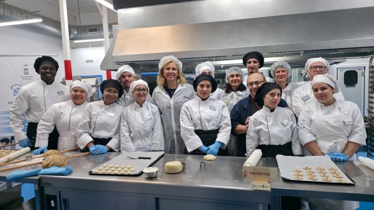 Juguetes donados a cambio de dulces: la nueva iniciativa de la Escuela Municipal de Hostelería en el Gran Árbol de Navidad de Murcia