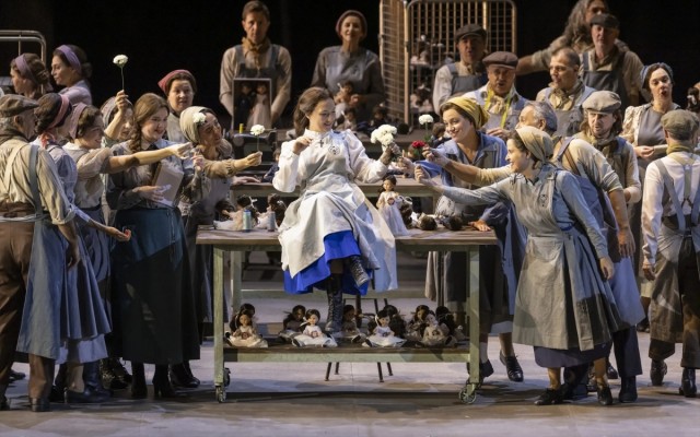 Bienvenida en pie a Sir Mark Elder y la 'Luisa Miller' de las muñecas rotas en Les Arts