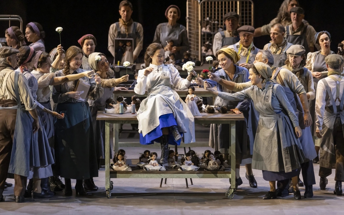 Bienvenida en pie a Sir Mark Elder y la 'Luisa Miller' de las muñecas rotas en Les Arts