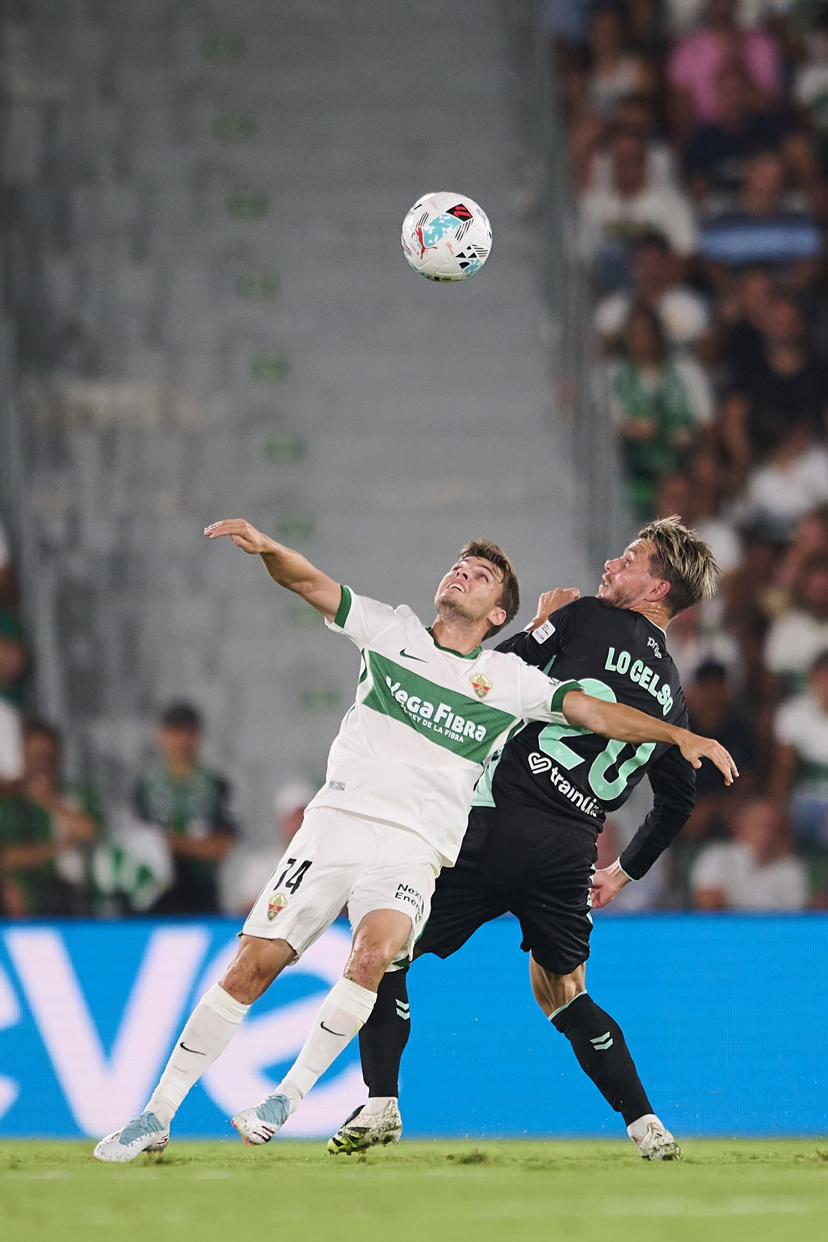 Febas y Lo Celso disputan un balón