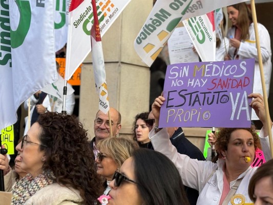 La huelga médica continúa con protestas ante la Consejería de Salud y la Delegación del Gobierno y cortes de tráfico en el centro de Murcia