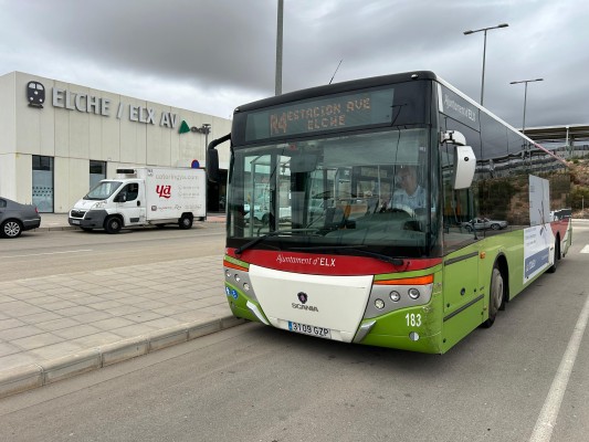La línea de bus urbano R4 que une Elche con la estación de AVE amplía sus horarios