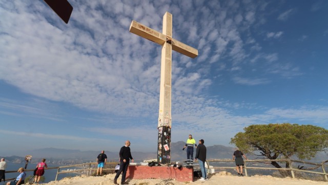 Una nueva luz corona Benidorm: La Creu estrena iluminación e imagen 