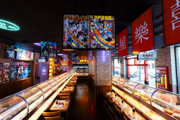 Llega Amazing Mota, un divertido buffet libre con cinta giratoria que nos sumerge en la cultura pop japonesa

