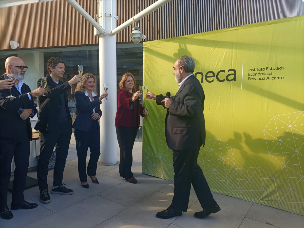 Miembros de Ineca en el Cóctel de Navidad en 2025. - Foto: PLAZA Miembros de Ineca en el Cóctel de Navidad en 2025.