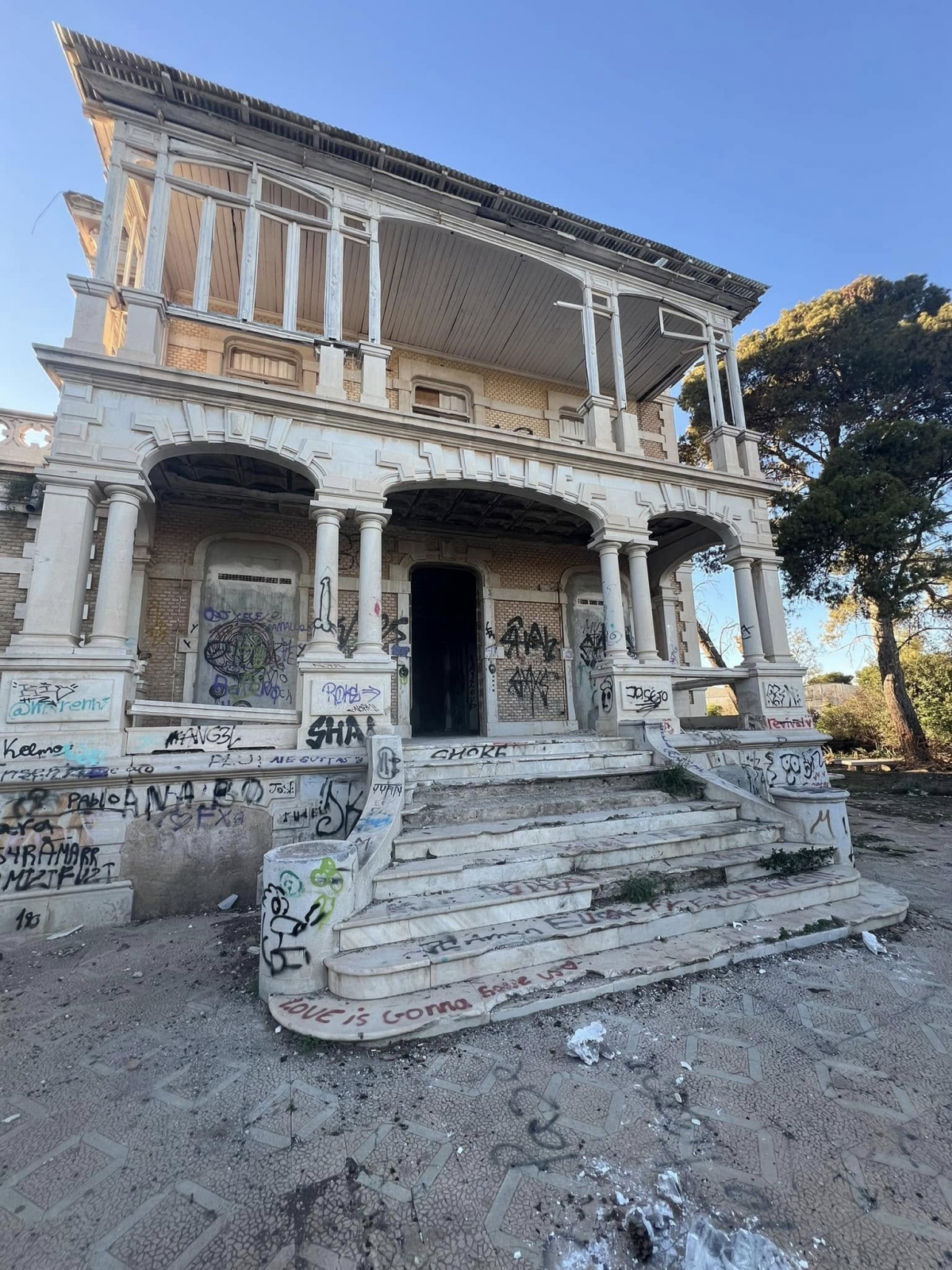 Villa Calamari, un edificio declarado Bien de Interés Cultural, vuelve a arder: nuevo episodio en una larga cadena de incendios y vandalismo