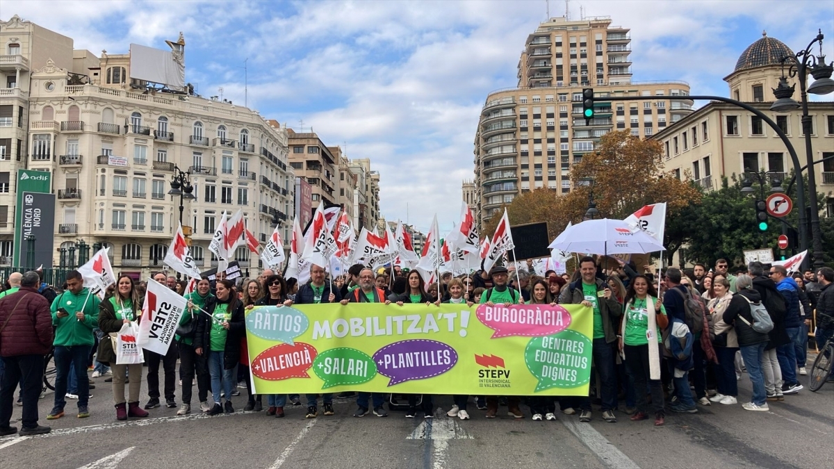 Concentración de docentes en València. - Foto: STEPV