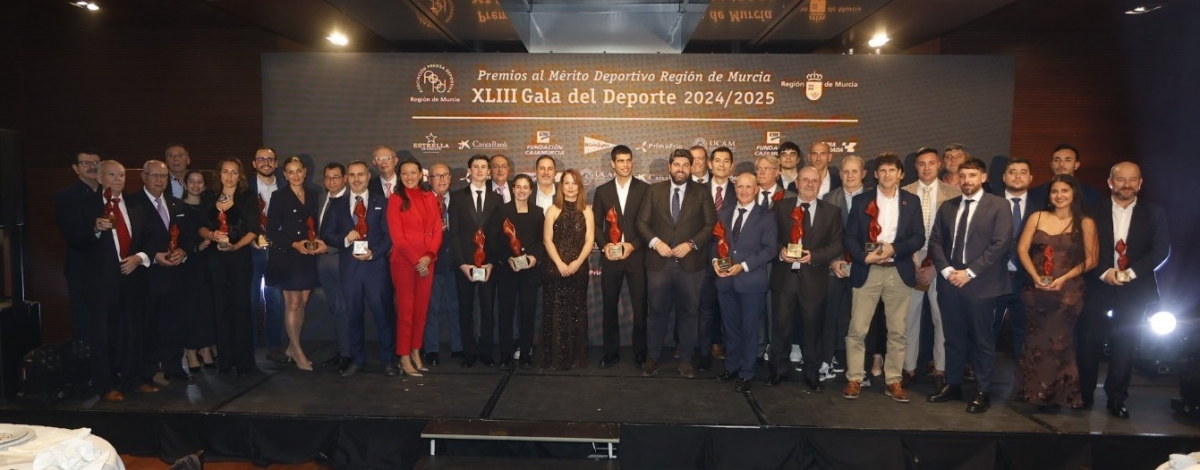 Carlos Alcaraz, en el centro, con todos los premiados en la gala. - Foto: APDRM