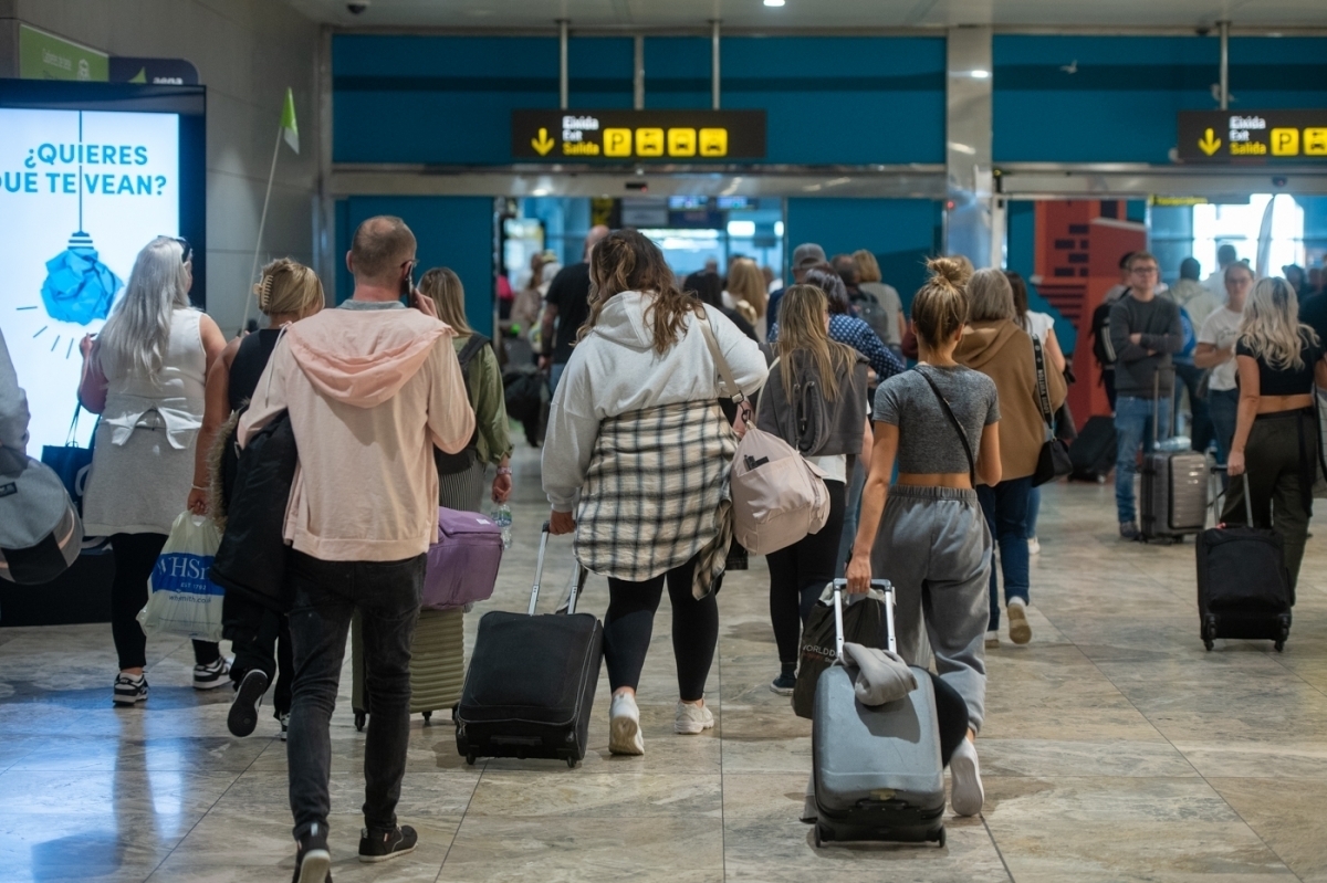 Pasajeros en la zona de embarque del aeropuerto de Alicante-Elche. -  Foto: RAFA MOLINA