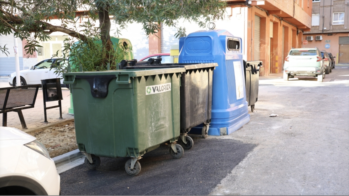 Nuevos contenedores instalados en Catarroja, tras eliminar los soterrados. - Foto: AYUNTAMIENTO DE CATARROJA Nuevos contenedores instalados en Catarroja, tras eliminar los soterrados.