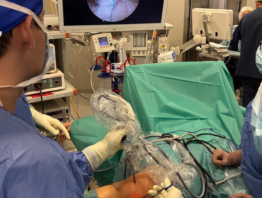 El doctor César Calero y su equipo durante la intervención.