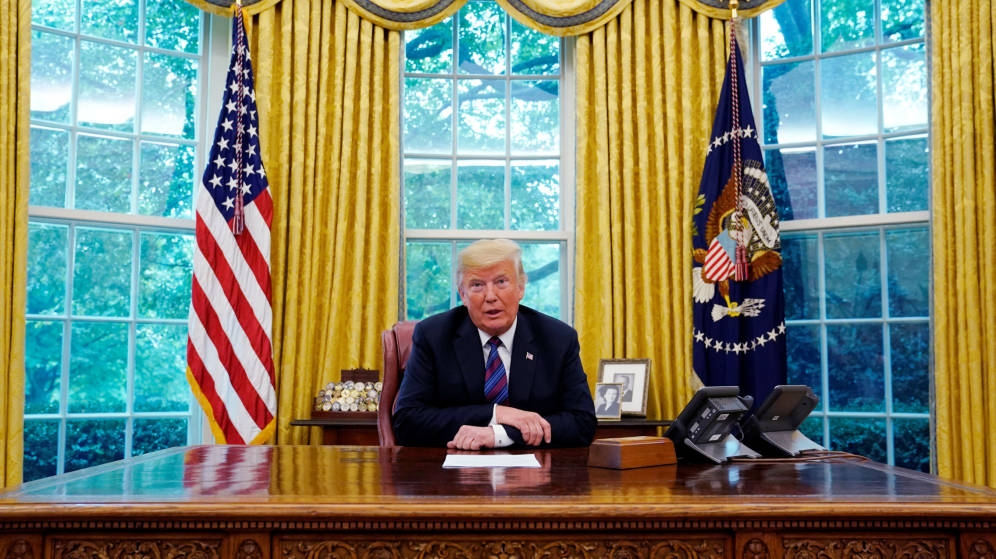 Trump en el despacho oval, imagen de archivo. - 