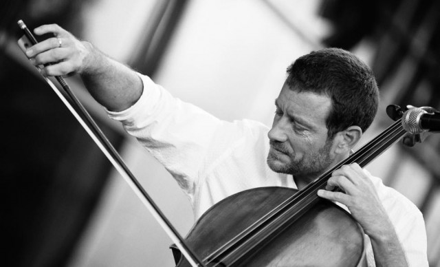 El violonchelista francés Matthieu Saglio fusiona las notas clásicas con sonidos del mundo en Castelló