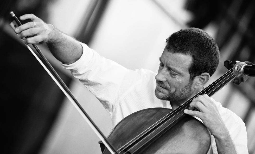 El violonchelista francés Matthieu Saglio fusiona las notas clásicas con sonidos del mundo en Castelló