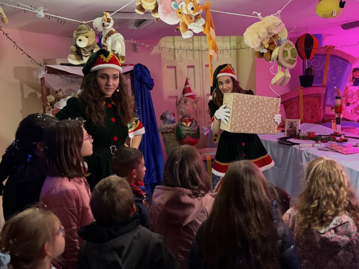 La magia de la Navidad convierte el Palacete Villa Rías de Archena en una fábrica de juguetes