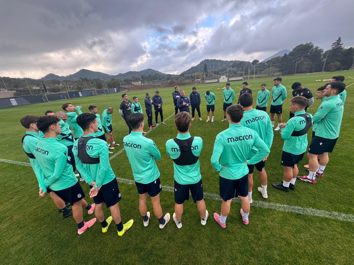 Javi Rey hablando con sus futbolistas.  - Foto: FCC