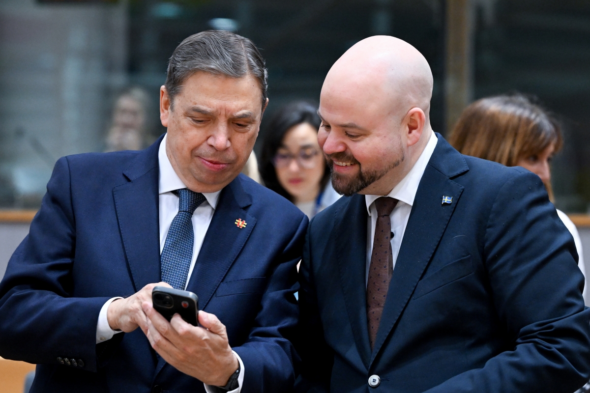 El ministro de Agricultura y Pesca, Luis Planas, junto a su homólogo de Suecia en la reunión en Bruselas. - Foto: FREDERIC SIERAKOWSKI / EUROPEAN COUNCIL