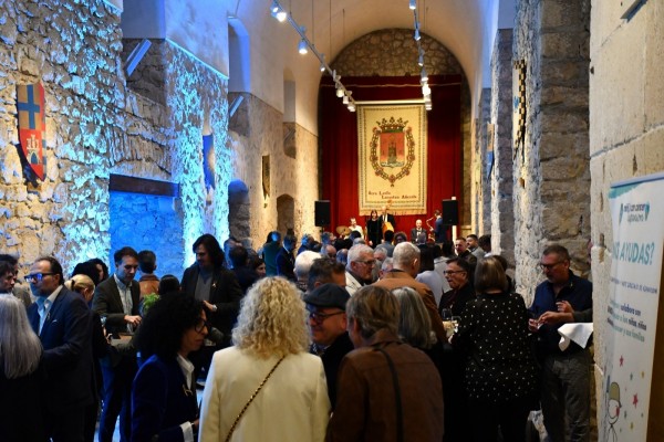 El cóctel solidario organizado en Alicante en beneficio de Aspanion congrega a 150 personas