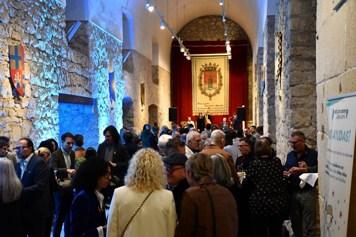 El cóctel solidario organizado en Alicante en beneficio de Aspanion congrega a 150 personas