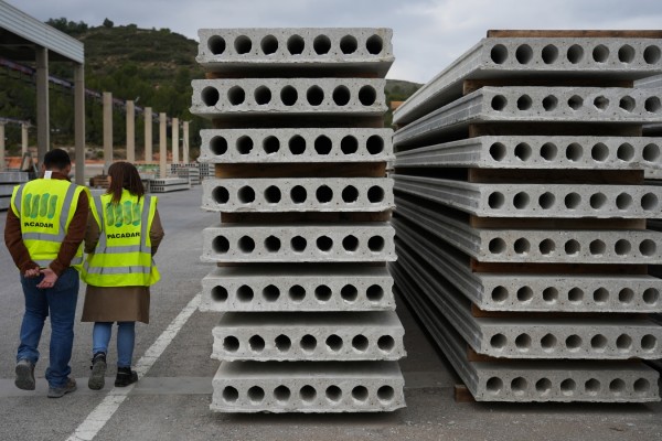Hormigón estilo Ikea: la fábrica valenciana que levanta grandes obras a golpe de prefabricados