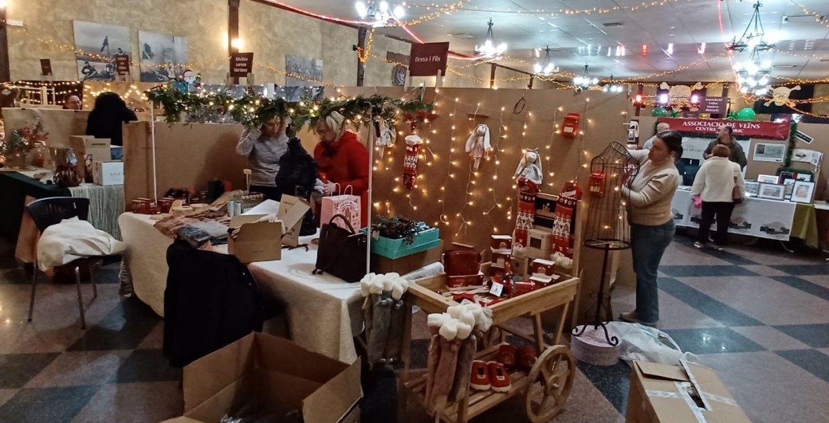 Ultimando los detalles de la Fira de Nadal antes de abrir al público. - 