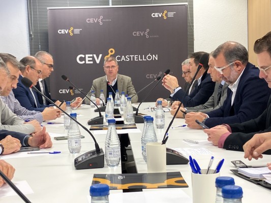 La patronal de Castellón defiende un frente común contra los nuevos costes ambientales en el azulejo: 