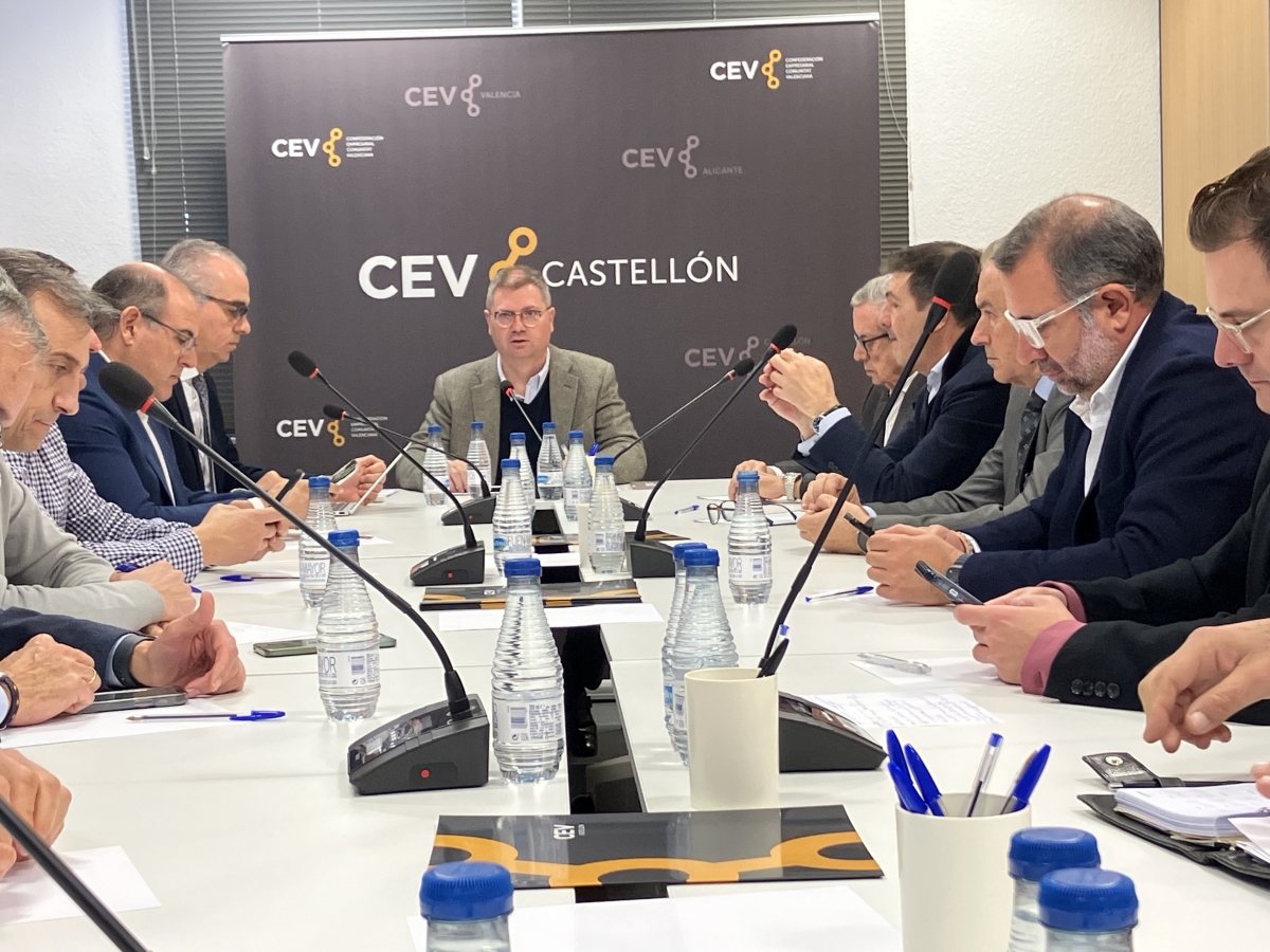 La patronal de Castellón defiende un frente común contra los nuevos costes ambientales en el azulejo: 