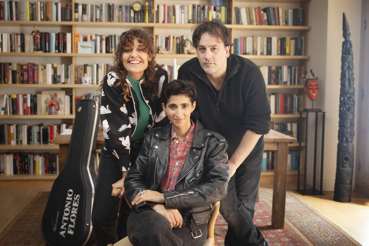 Isaki Lacuesta y Elena Molina junto a Alba Flores - Foto: CONCHA DE LA ROSA Isaki Lacuesta y Elena Molina junto a Alba Flores