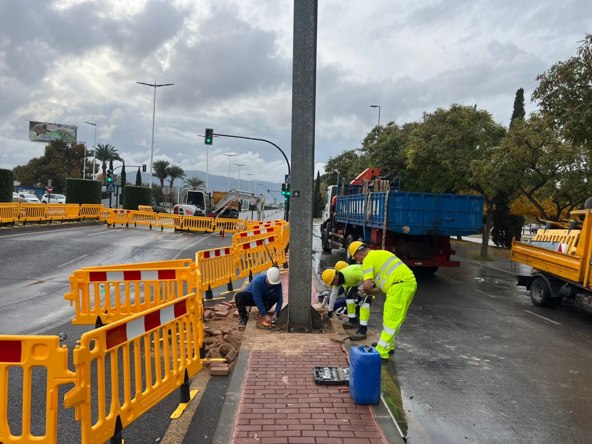 Cortan un tramo de la avenida Miguel Induráin de Murcia por hundimiento de la calzada y desvían el tráfico