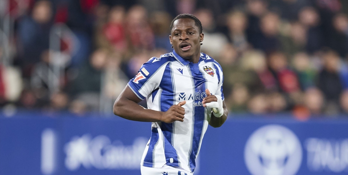 Etta Eyong está “disponible” y si juega el Levante pagará 100.000 euros al Villarreal