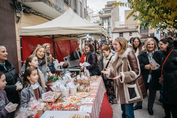 Castelló llena de magia navideña la plaza Mallorca con la XXI edición de la Fireta de Santa Llúcia