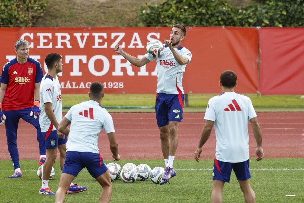 Pepelu con el dorsal 5 y Mingueza con el 16 aspiran a su debut oficial con la Selección Española