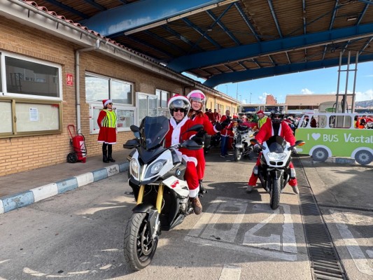 Cerca de 500 motoristas participan en la recogida de juguetes de la 'Papanoelada 2025' de Alicante