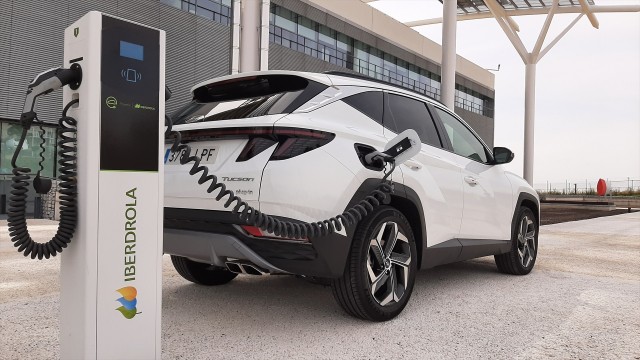 Las empresas frenan la compra de coches eléctricos en Europa y amenazan la transición energética