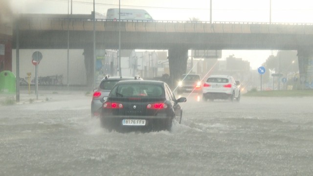 Emergencias aconseja evitar viajes ante la alerta roja por lluvia en Valencia y amarilla en Alicante